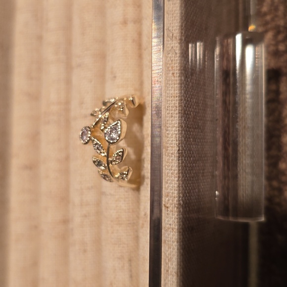 FASHION JEWELRY SILVERTONE & GOLDTONE FLORAL RING SIZE 7 - Picture 8 of 12